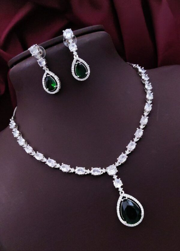 Elegant Teardrop Pendant Necklace & Earrings Set with Zircon Accents – Emerald Green