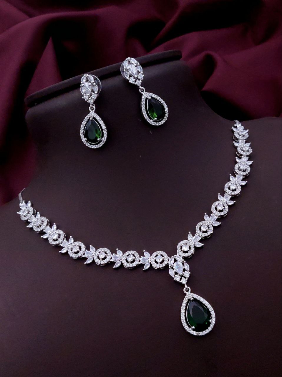 Graceful Teardrop Green Pendant Necklace Set – Classic Charm Meets Modern Shine