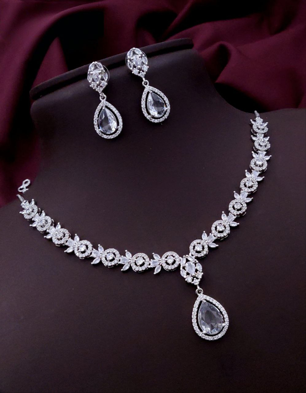 Graceful Teardrop White Pendant Necklace Set – Classic Charm Meets Modern Shine
