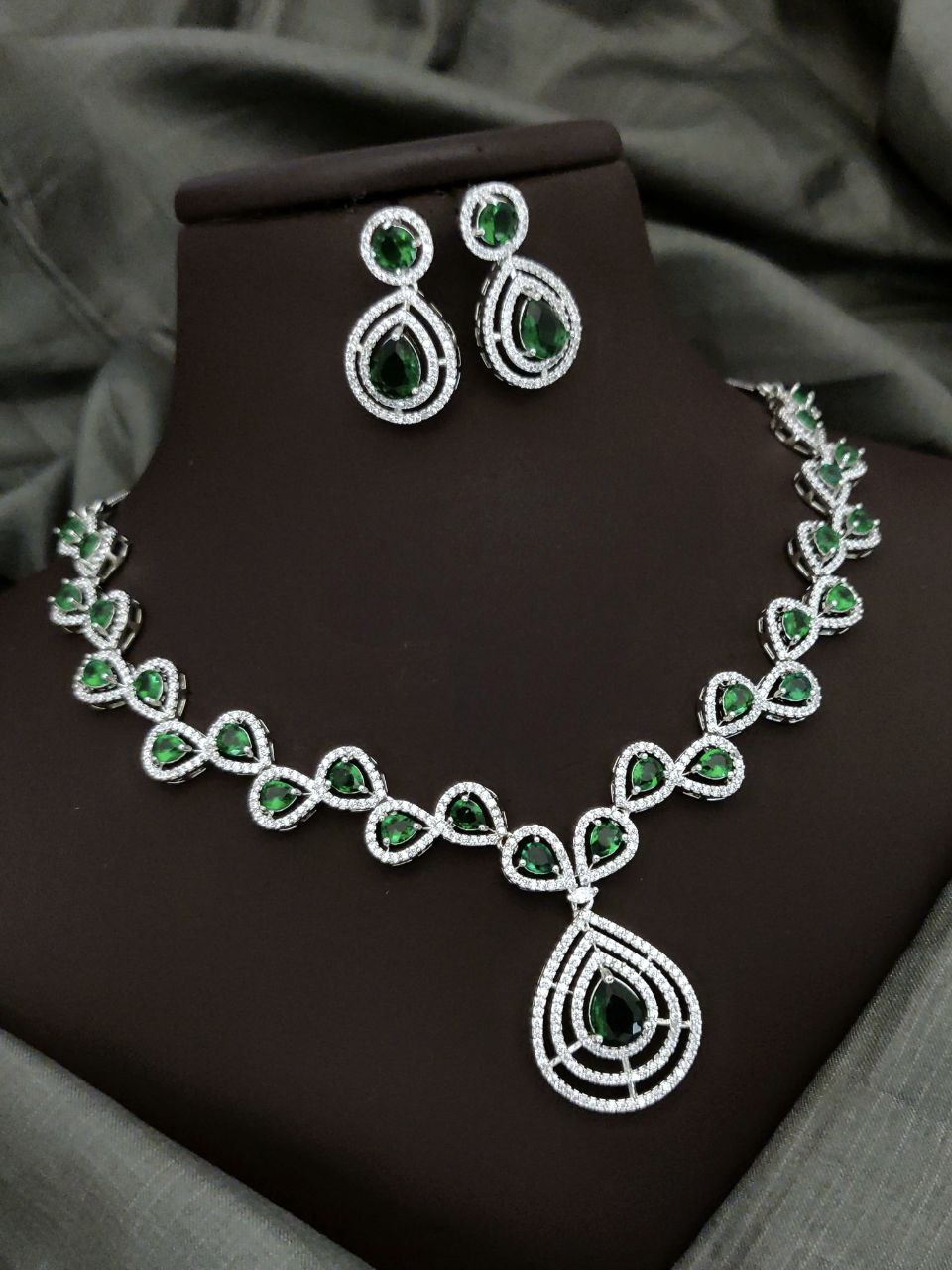 Premium Teardrop Necklace Set with Matching Earrings - Emerald Green